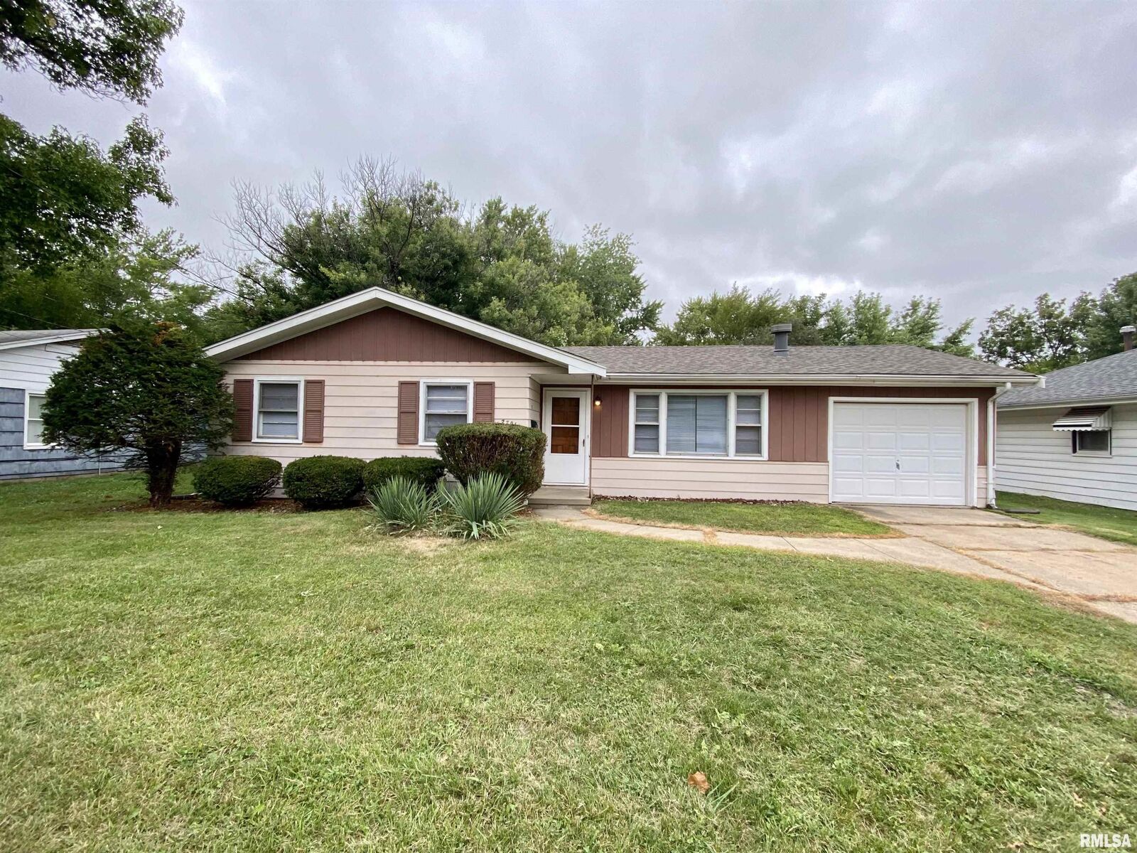 Property Photo: 2701 W Scenic Drive IL 61614
