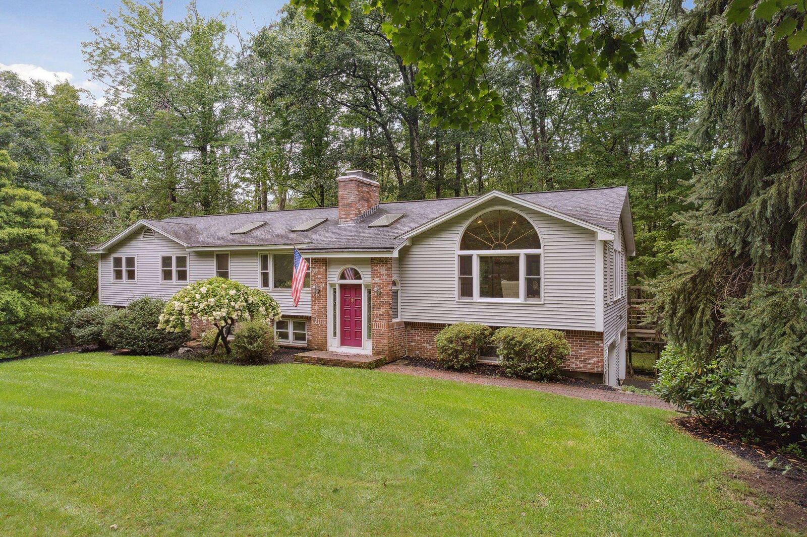 Property Photo:  19 Wedgewood Drive  NH 03053 