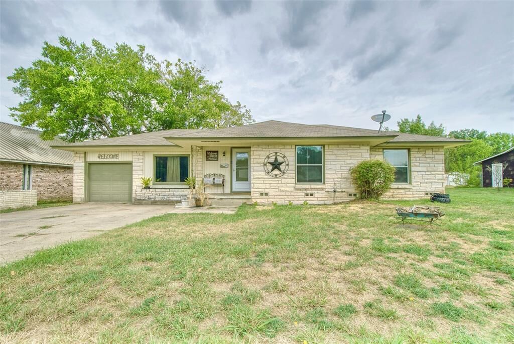 Property Photo: 807 E Tyler Street TX 76667