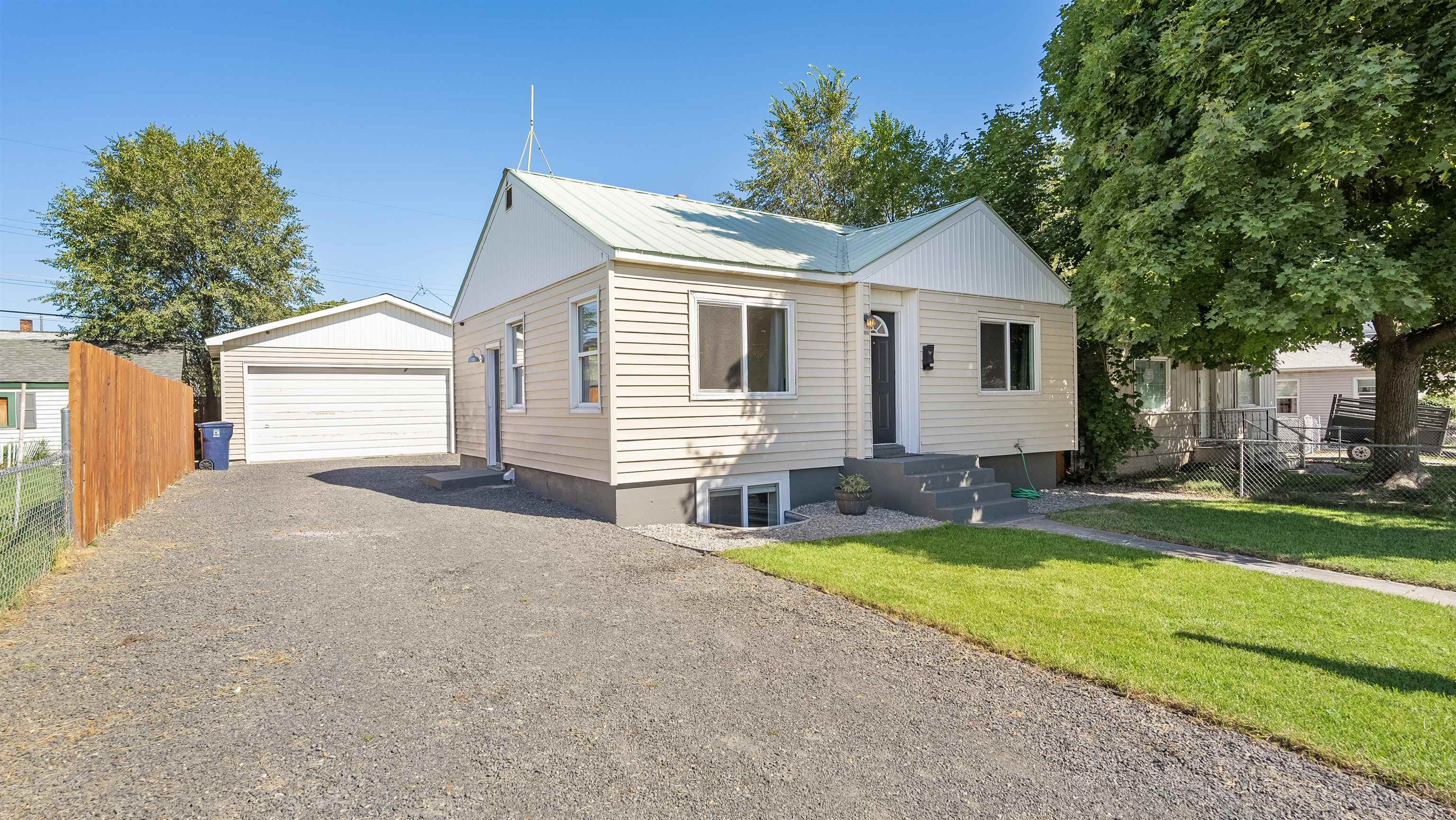 Property Photo: 1607 E Lacrosse Ave WA 99207