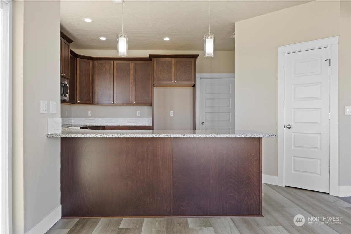 Property Photo: 1222 E Cascade Street WA 99344