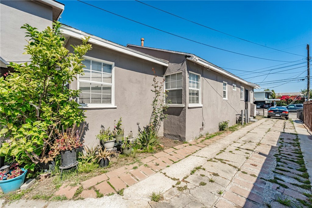 Property Photo:  1510 Del Amo Boulevard  CA 90501 