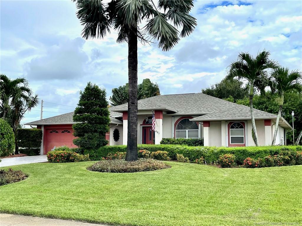 Property Photo:  401 SW Doreen Street  FL 34983 