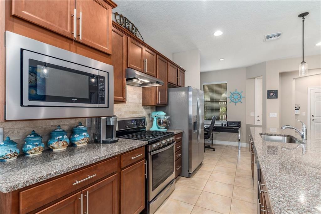 Property Photo:  319 SE Courances Drive  FL 34984 