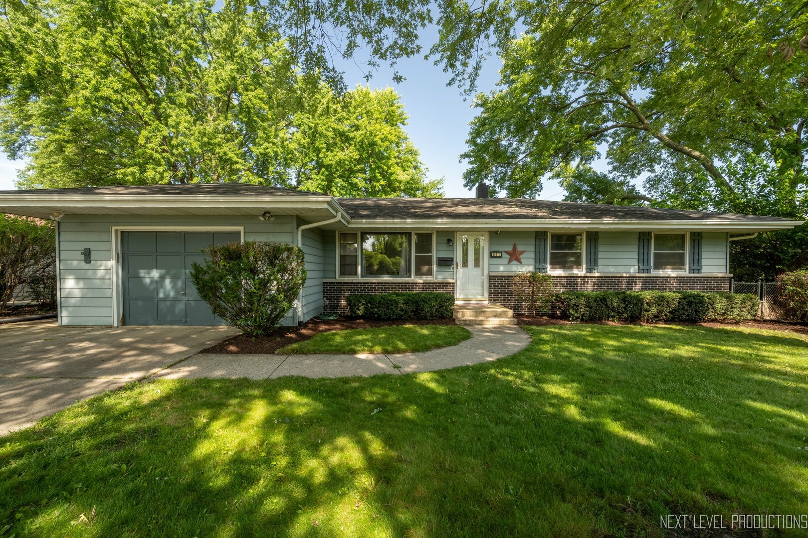 Property Photo: 811 N Glenwood Place IL 60506
