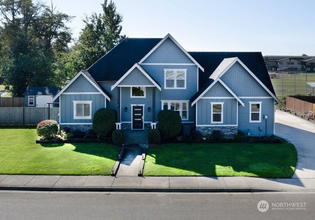 Property Photo:  401  Harrison Lane  WA 98276 