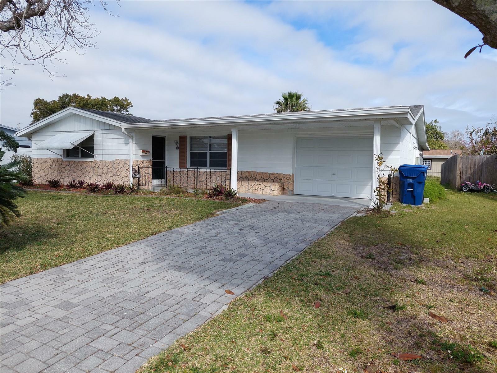 Property Photo:  7435 Hollyridge Drive  FL 34653 