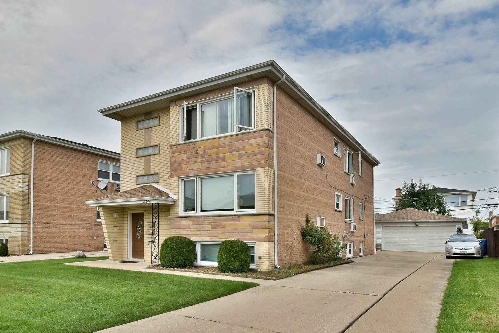 Property Photo: 8346 W Berwyn Avenue IL 60656