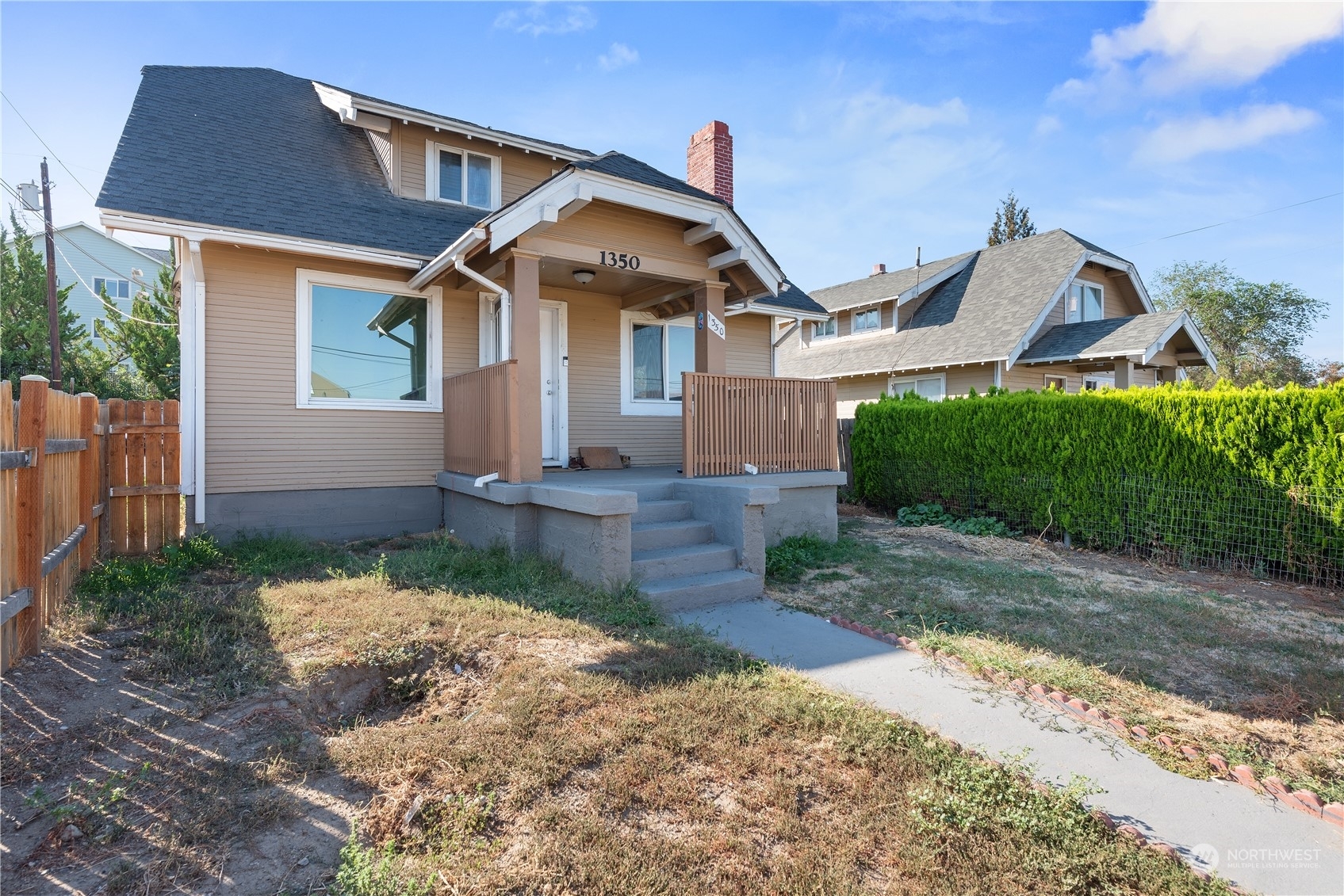 Property Photo:  1350 S Wenatchee Avenue  WA 98801 