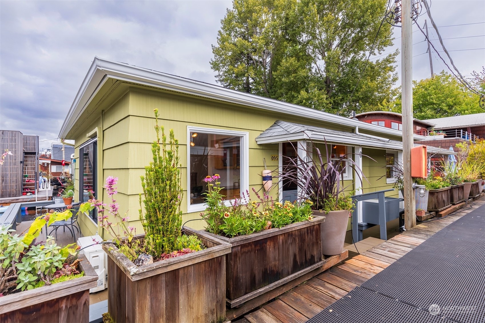 Property Photo: 2017 Fairview Ave E O WA 98102