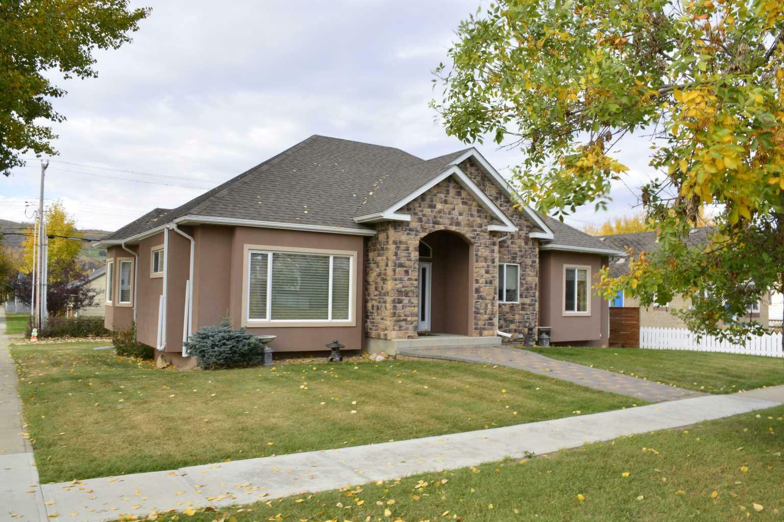 Property Photo: 10414 101 Street AB T8S 1M4
