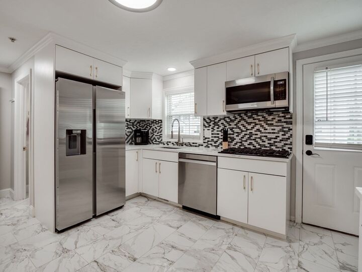 Property Photo:  1011 Middlesex St 3  MA 01851 