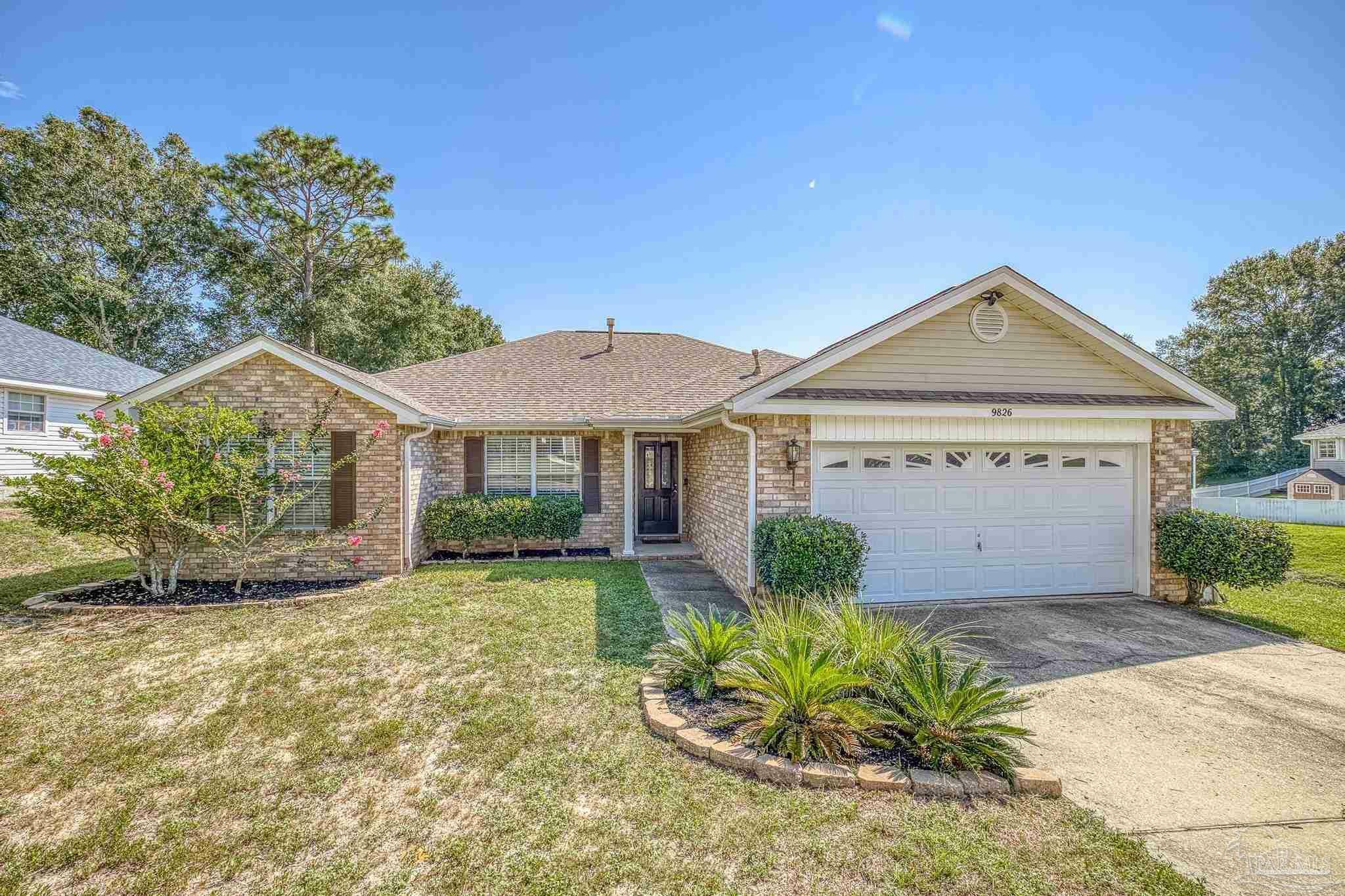Property Photo: 9826 Knollview Dr FL 32514