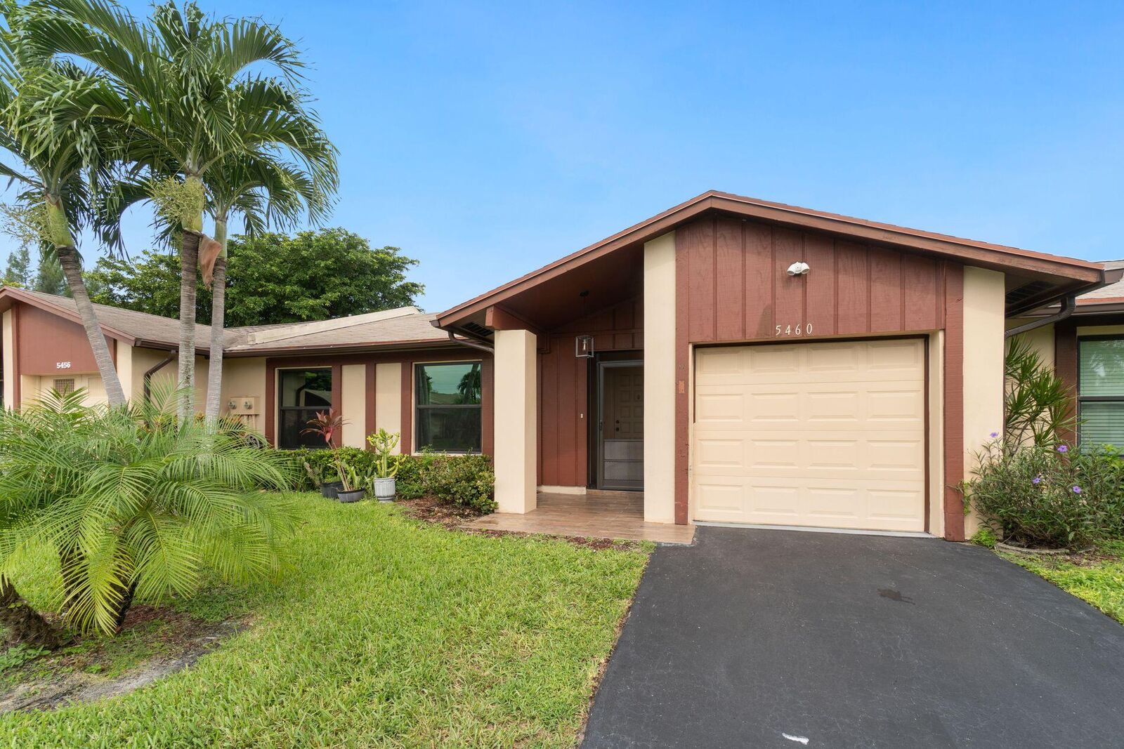 Property Photo: 5460 Viburnum Circle FL 33484