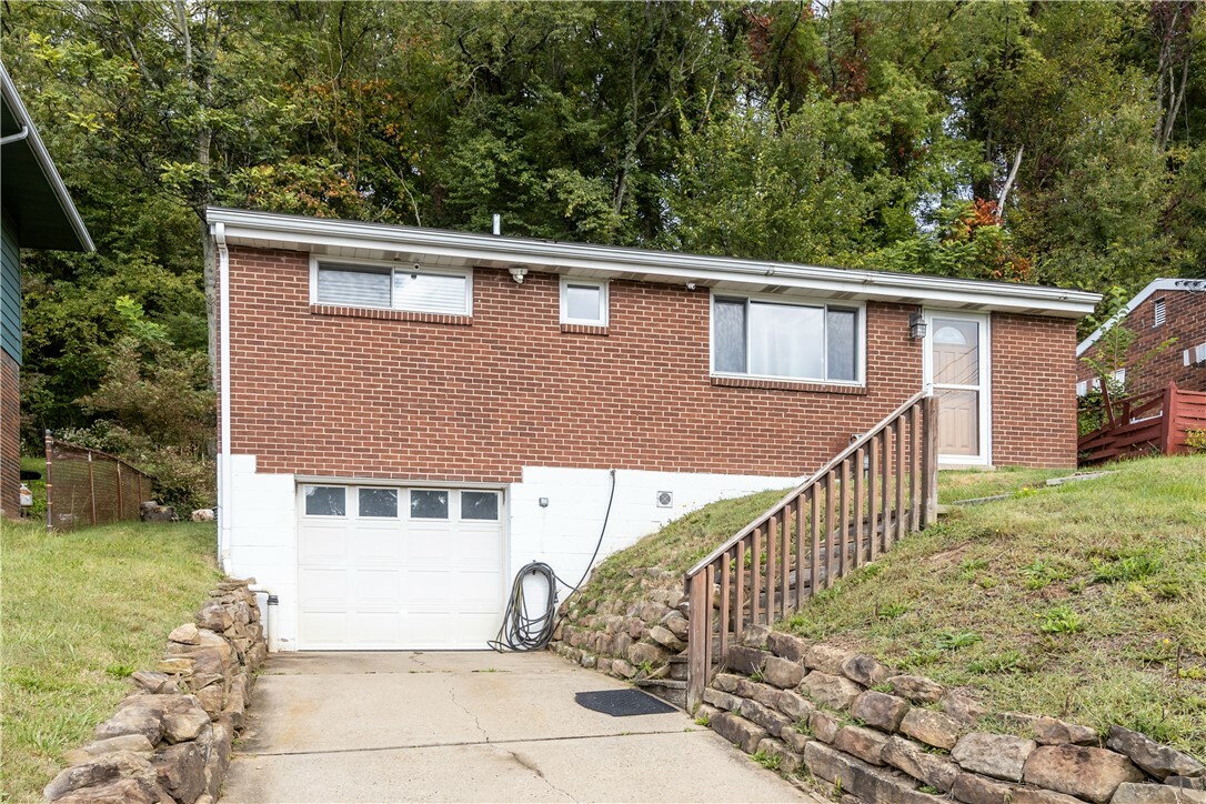 Property Photo:  1121 Kellinger Dr  PA 15005 