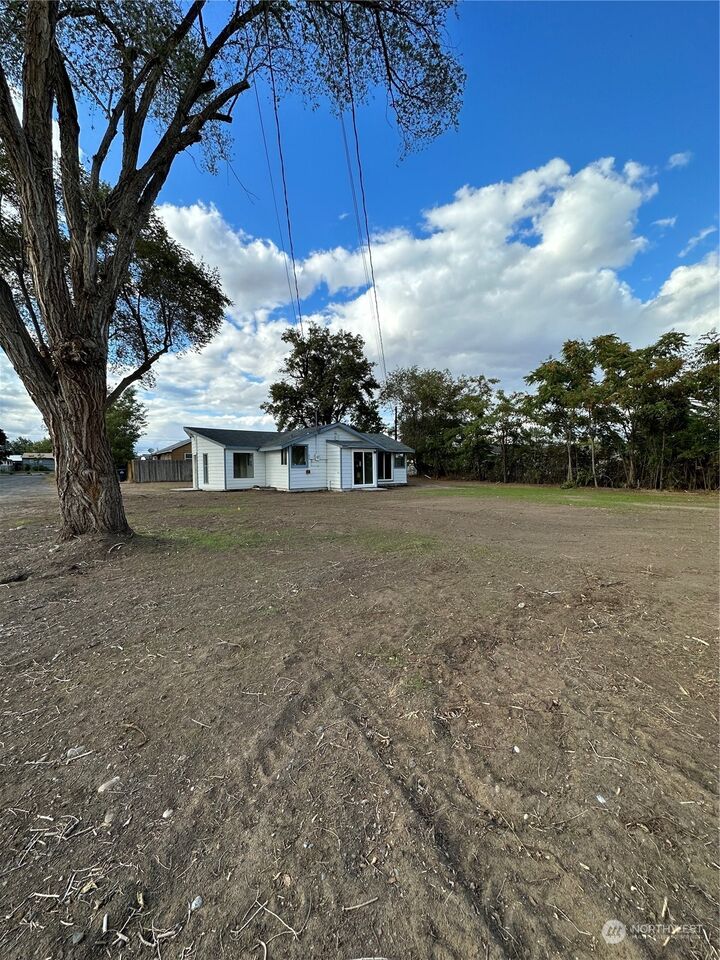 Property Photo: 2009 W Lakeside Drive WA 98873