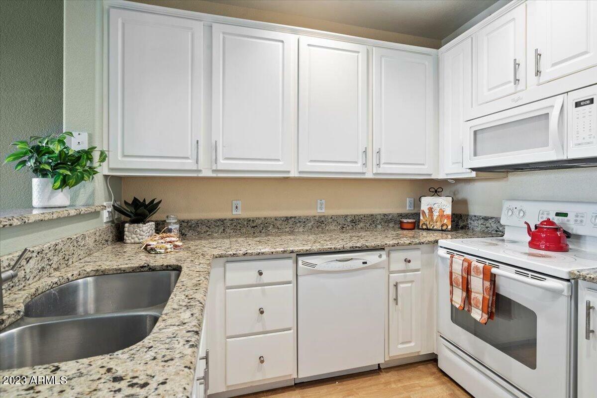 Property Photo: 4465 E Paradise Village Parkway S 1215 AZ 85032