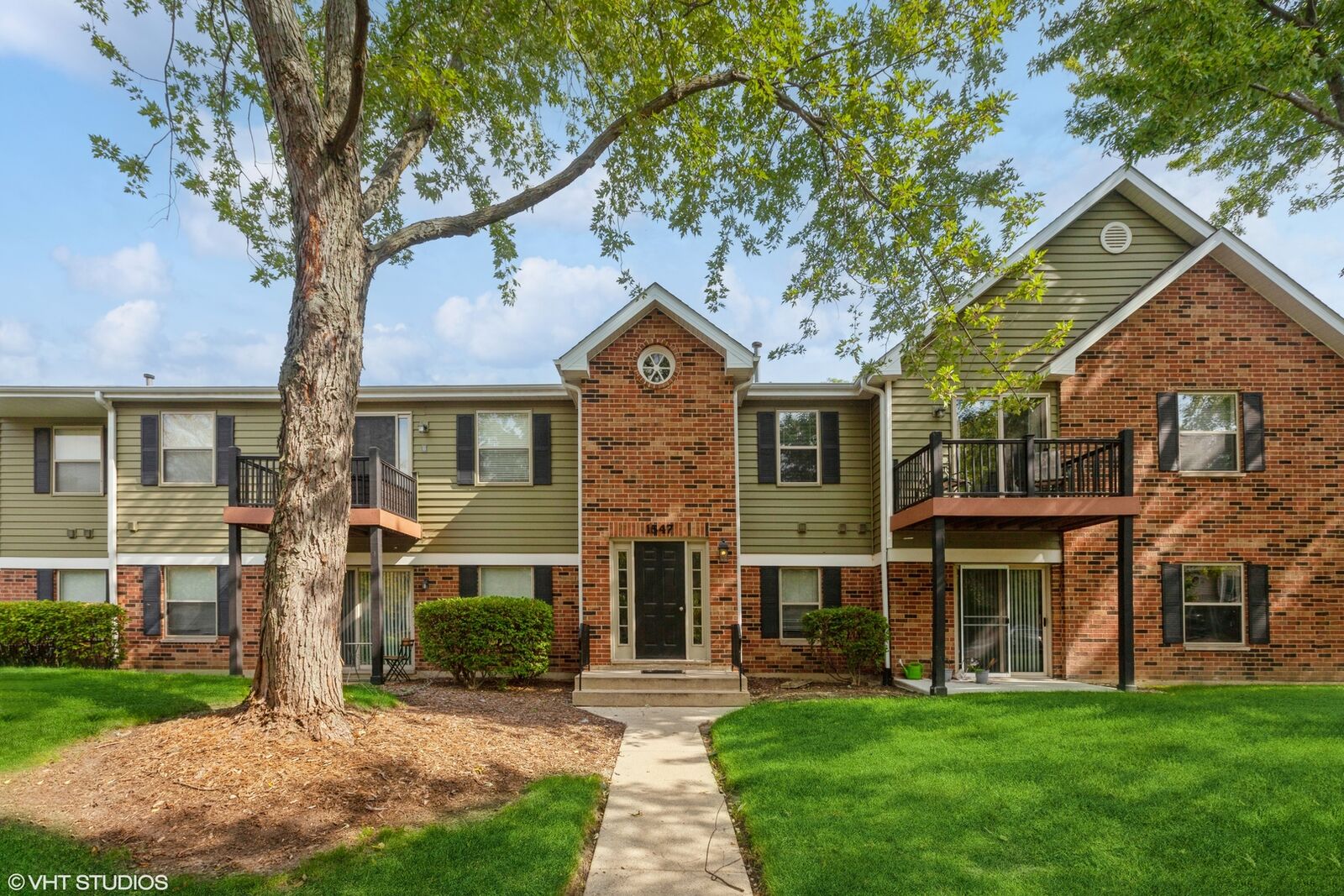 Property Photo:  1547 Raymond Drive 202  IL 60563 