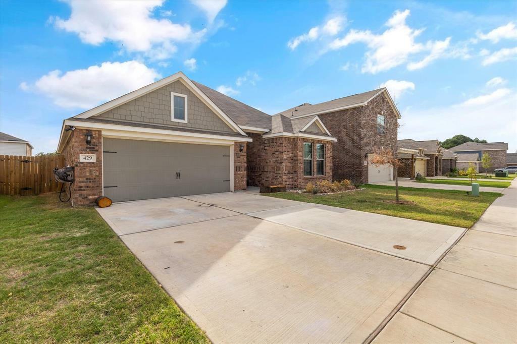 Property Photo:  429 Lowery Oaks Trail  TX 76120 