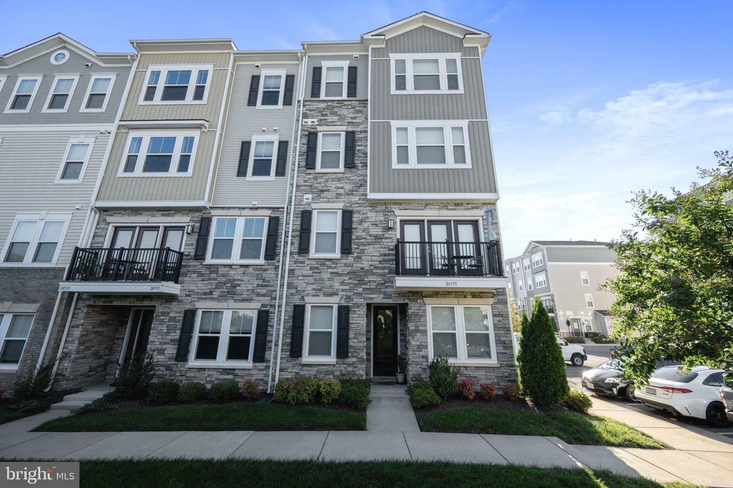 Property Photo: 24535 Glenville Grove Terrace VA 20105