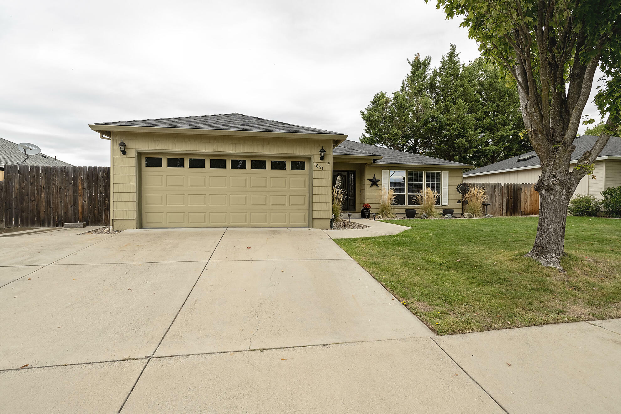 Property Photo:  1651 Hollyhock Drive  OR 97504 