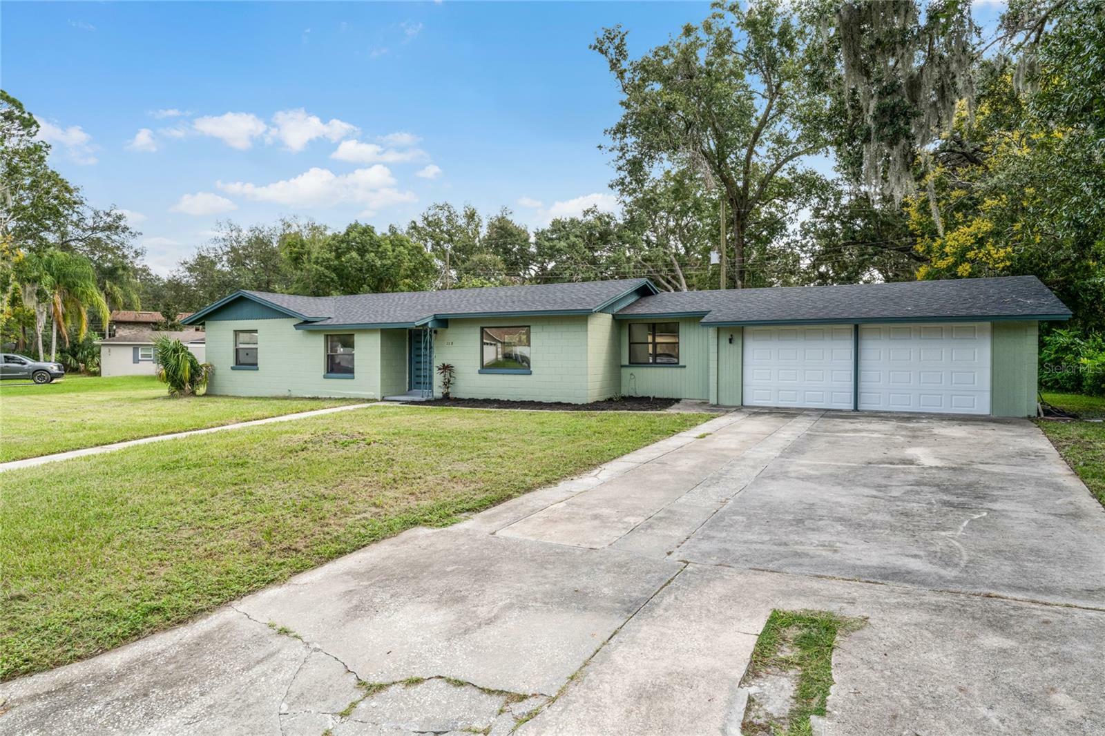 Property Photo: 211 Arcadia Road FL 32771