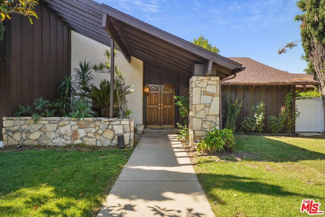 Property Photo: 10111 Jumilla Ave CA 91311