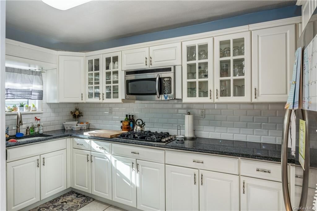 Property Photo:  11 Westview Avenue 4-1  NY 10603 