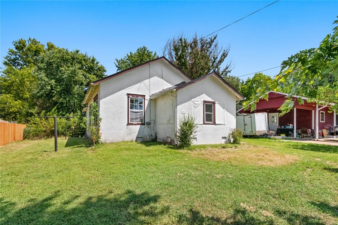 Property Photo:  2003 S Carl Street  AR 72761 