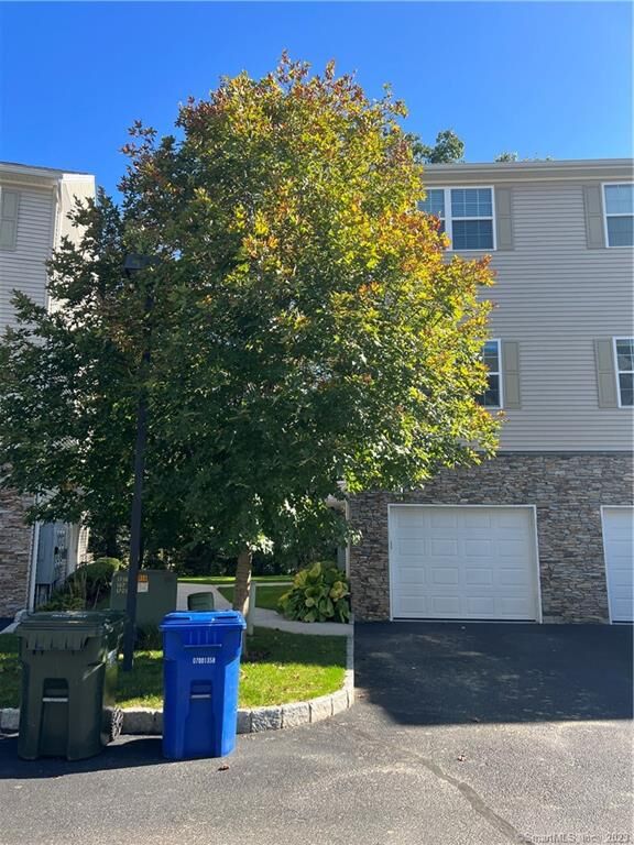 Property Photo:  17 Riverview Court 17  CT 06804 