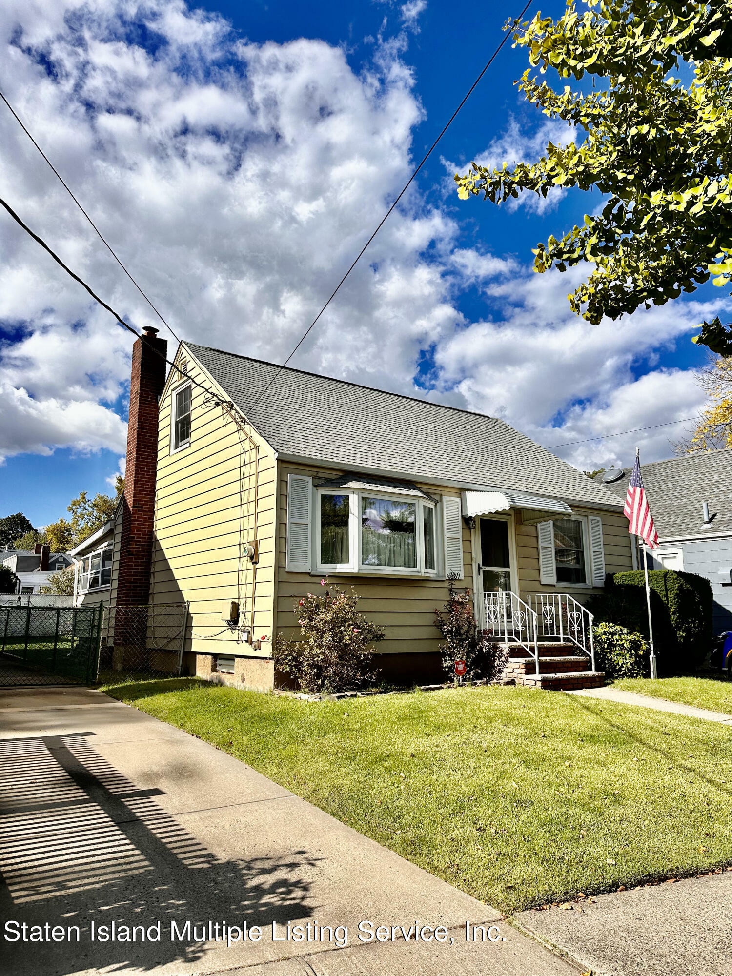 Property Photo:  689 N Railroad Avenue  NY 10304 