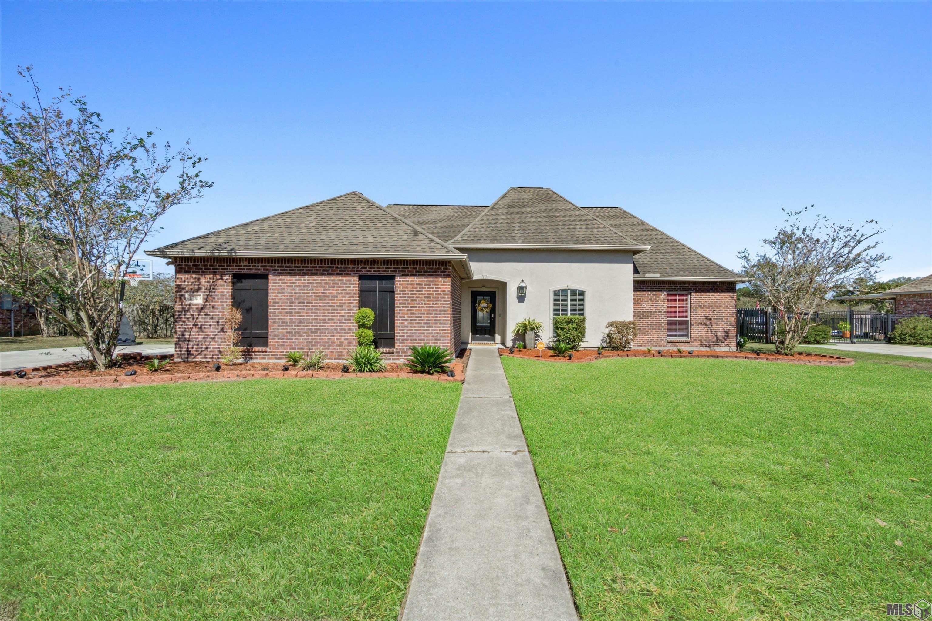 Property Photo: 13813 Timberlake Dr LA 70726