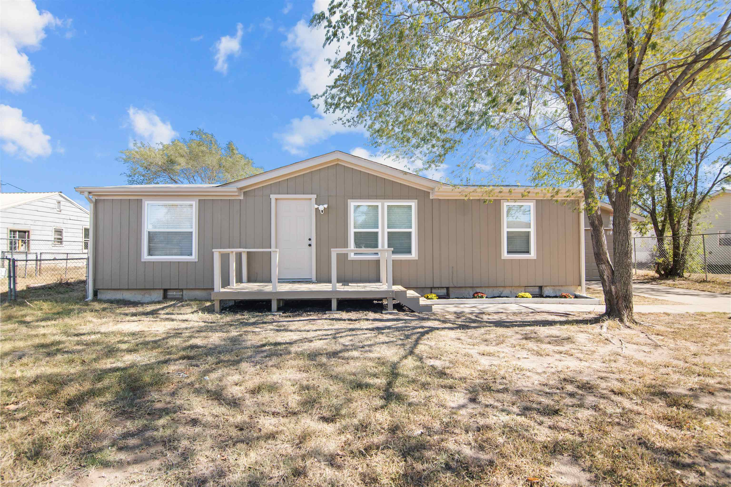 Property Photo:  6102 S Walnut St  KS 67217-5746 