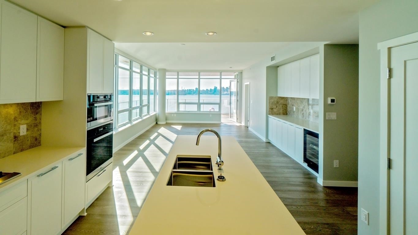 Property Photo: 118 Carrie Cates Court 1401 BC V7M0G6