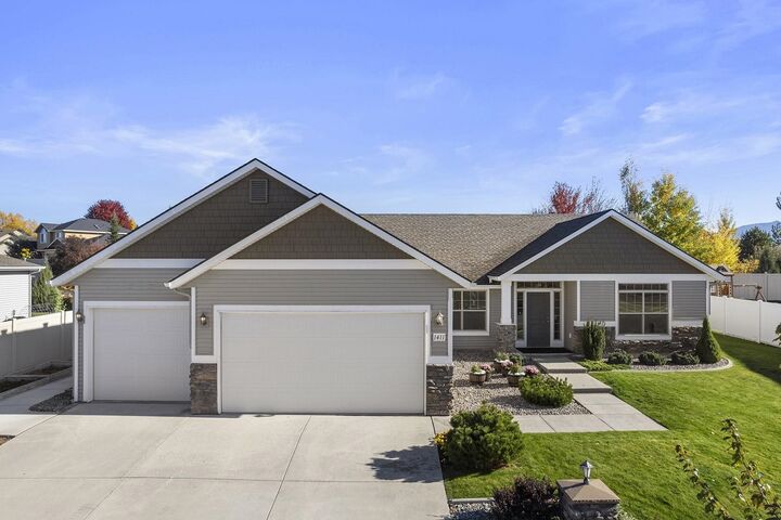 Home for sale in Greenacres 1411 S Clara Rd, Greenacres, WA 99016