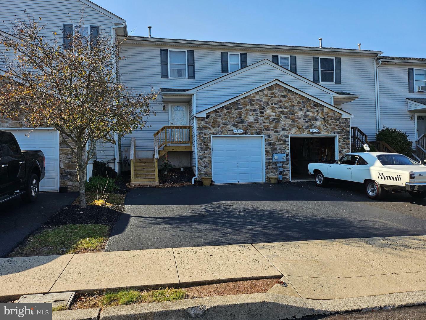 Property Photo:  2486 Greenview Cmns  PA 18951 