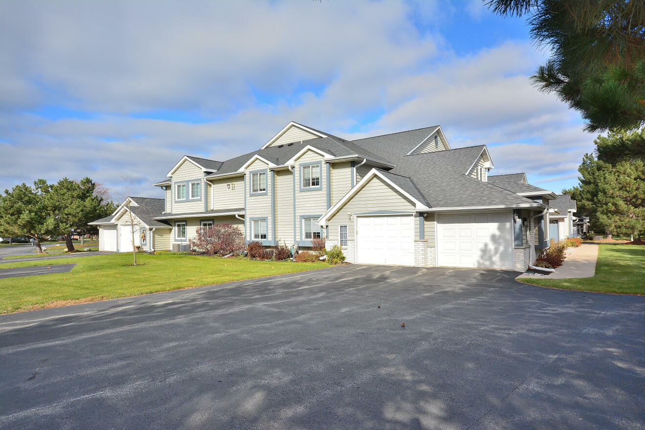 Property Photo: W240n2524 E Parkway Meadow Cir 2 WI 53072
