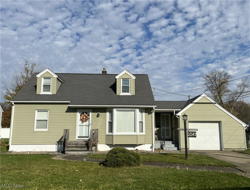 Property Photo:  2047 Montclair Street NE  OH 44483 