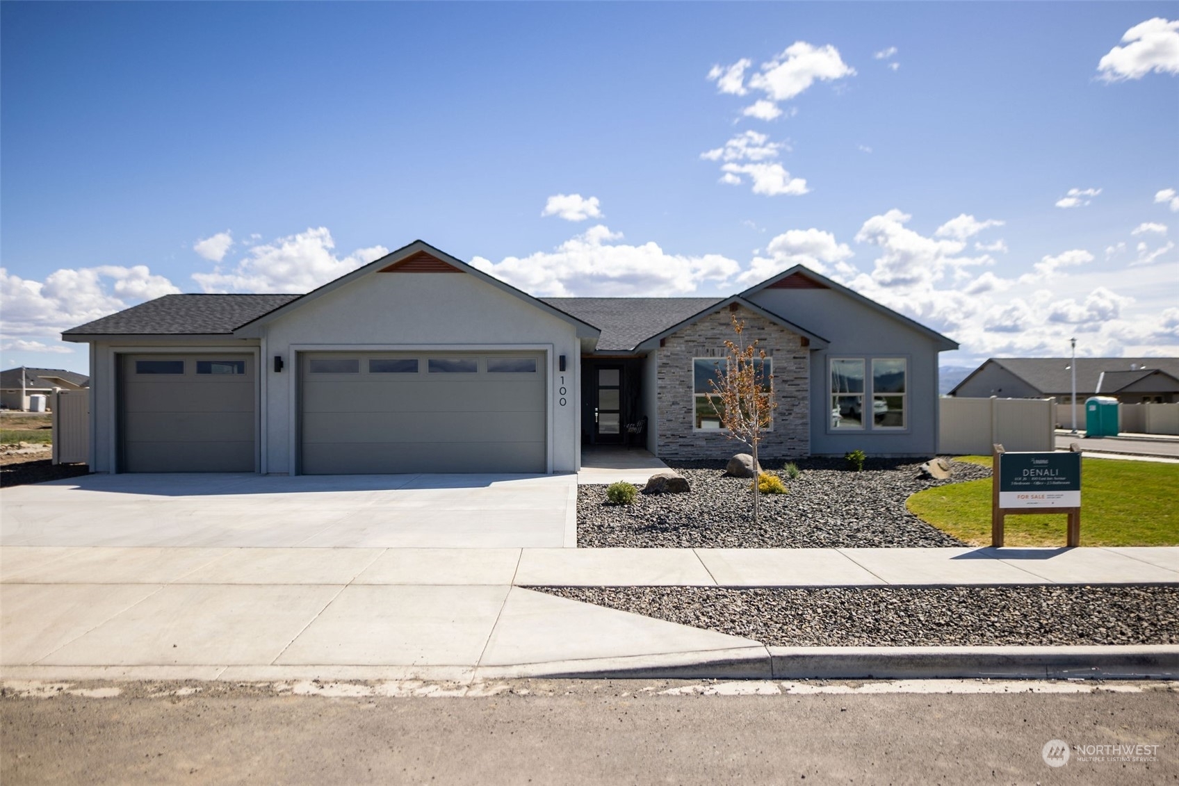 Property Photo:  100 E Ian Avenue  WA 98926 