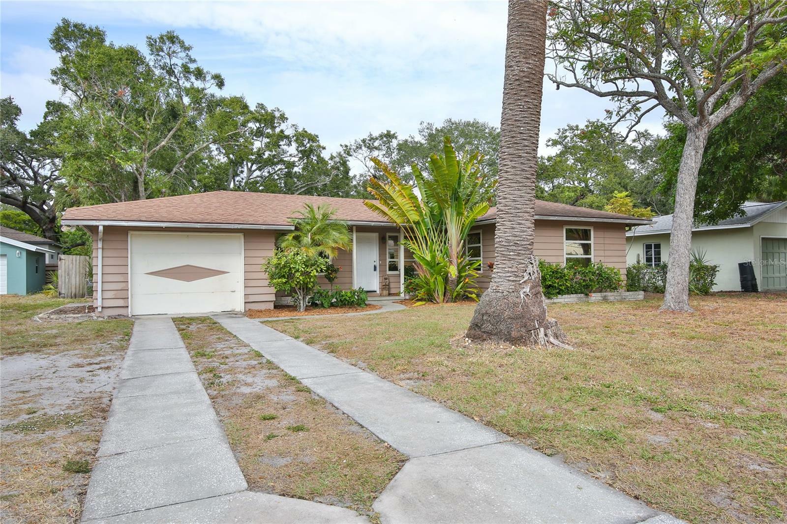 Property Photo:  2135 Hibiscus Street  FL 34239 