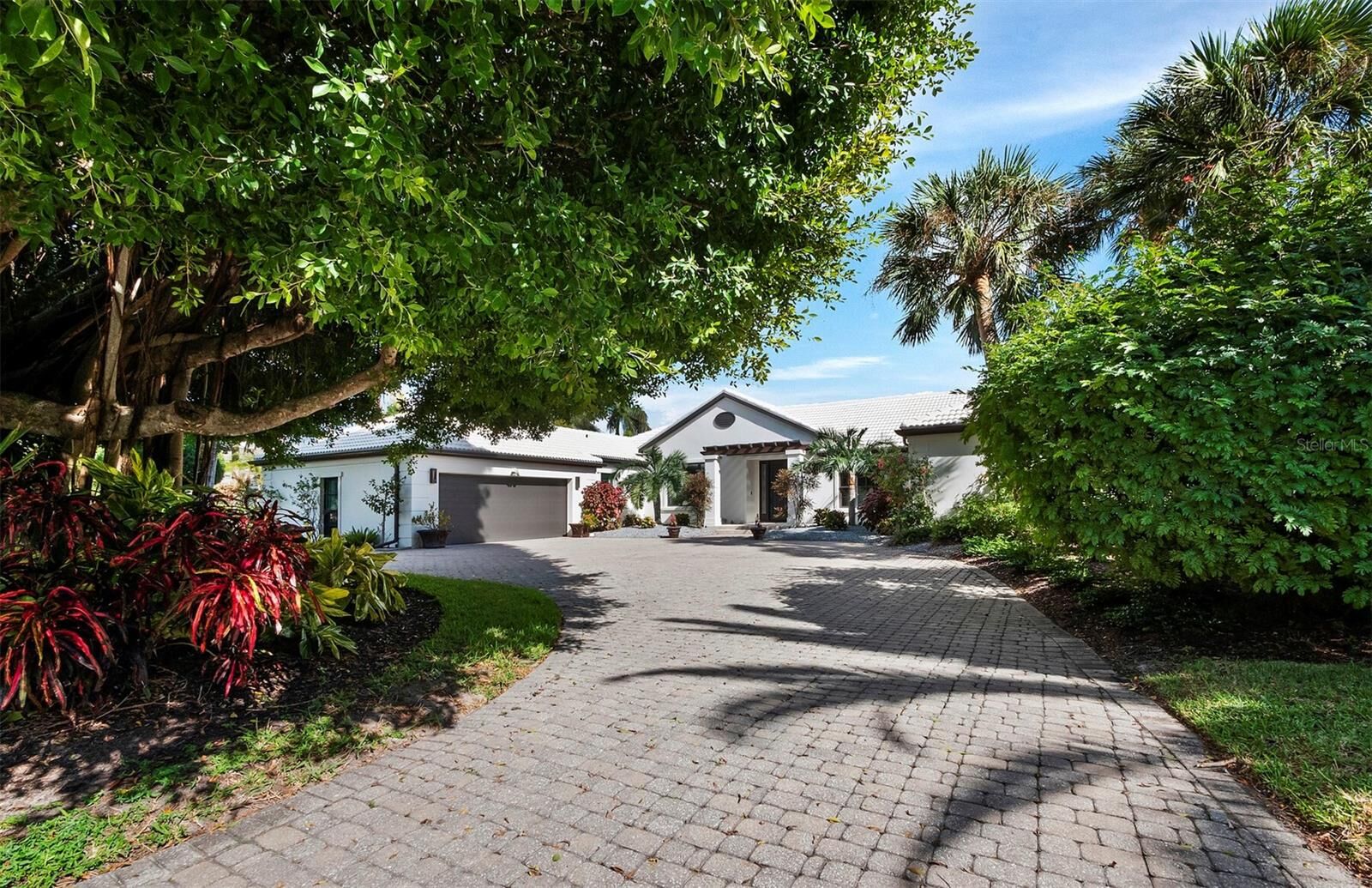 Property Photo:  355 W Royal Flamingo Drive  FL 34236 