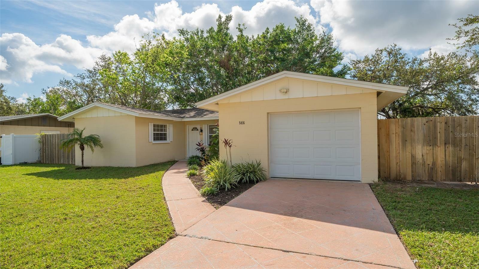 Property Photo:  5416 Laurelwood Place  FL 34232 