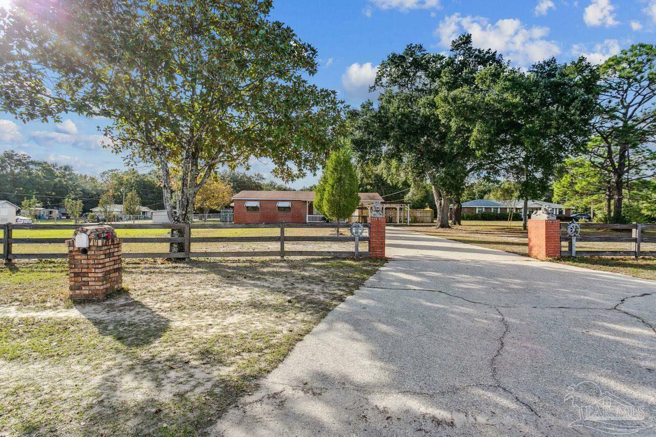 Property Photo: 7915 Lawton St FL 32514