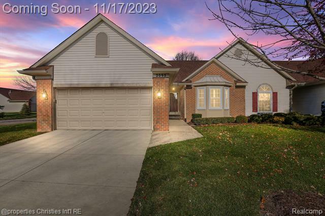 Property Photo:  2095 Oakbrook Boulevard  MI 48390 