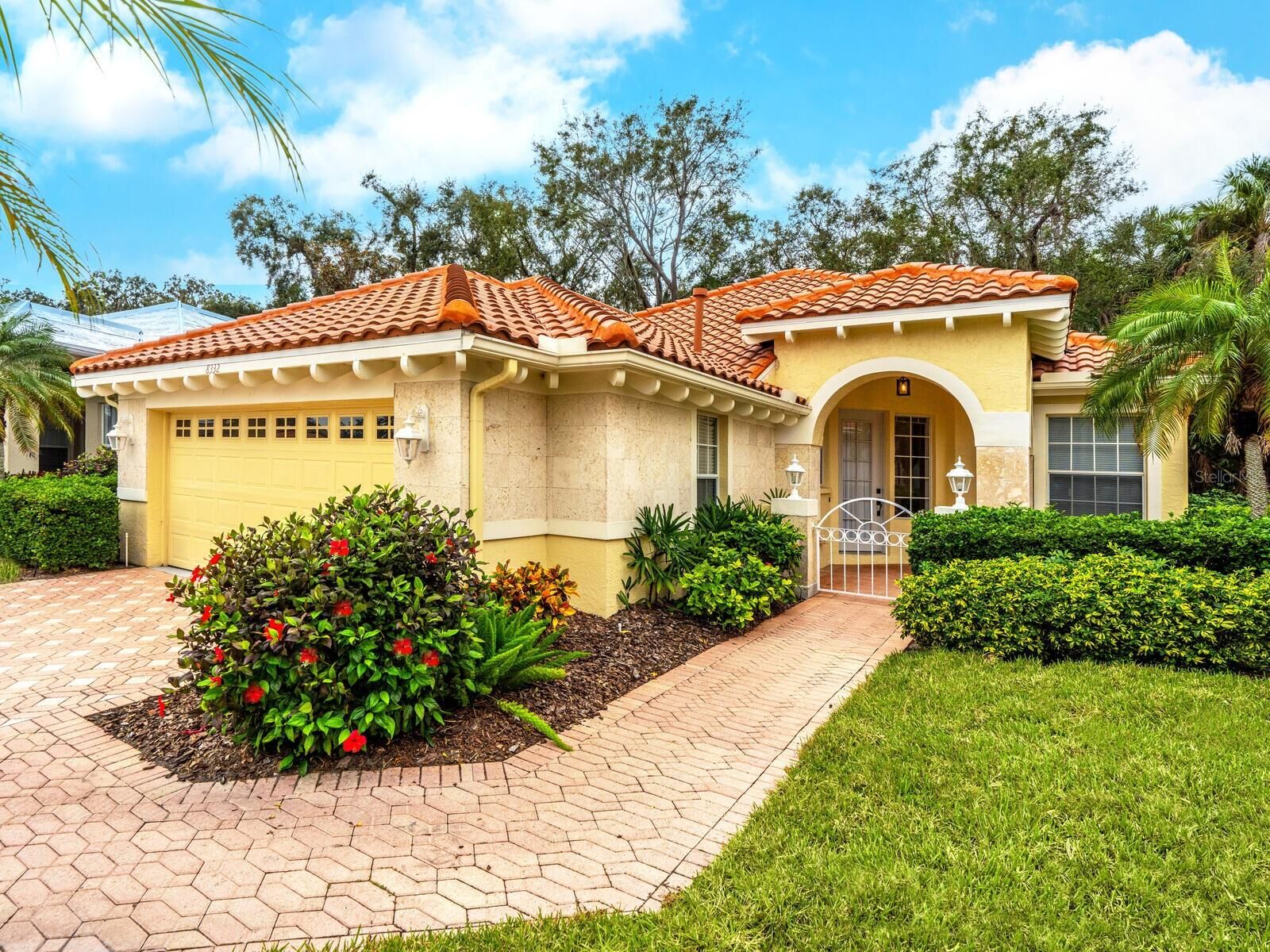 Property Photo:  8332 Canary Palm Court  FL 34238 