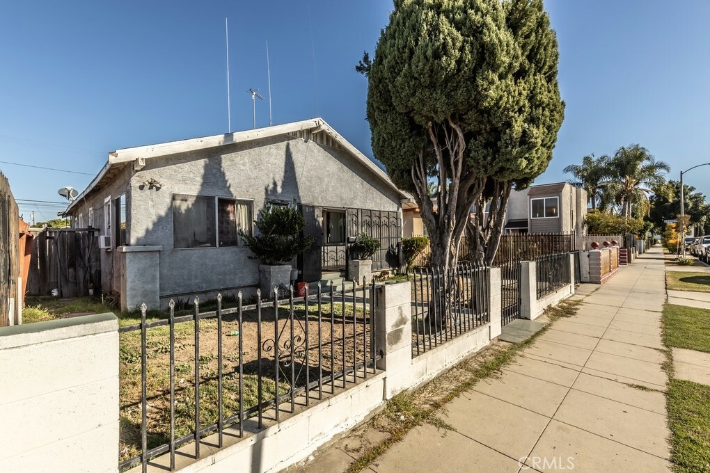 Property Photo:  1131 E 21st Street  CA 90806 