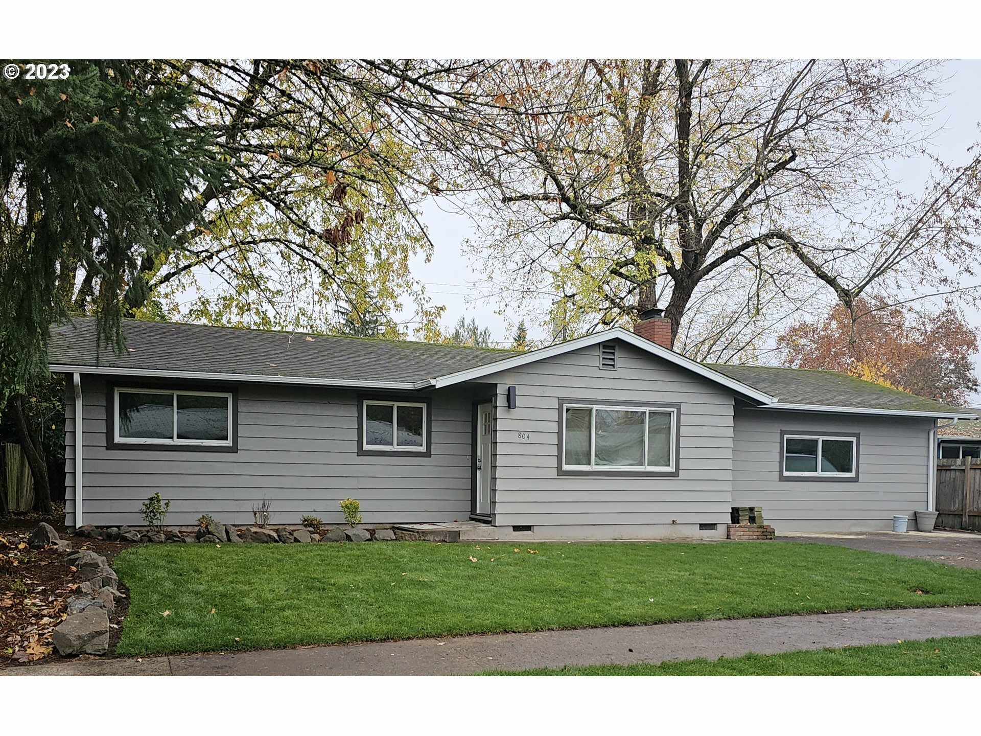 Property Photo: 804 Barrett Ave OR 97404