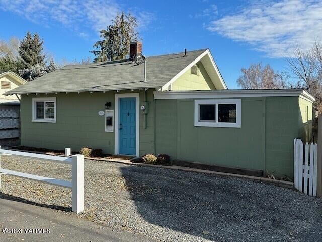 Property Photo: 304 1/2 N Wenas Ave WA 98942