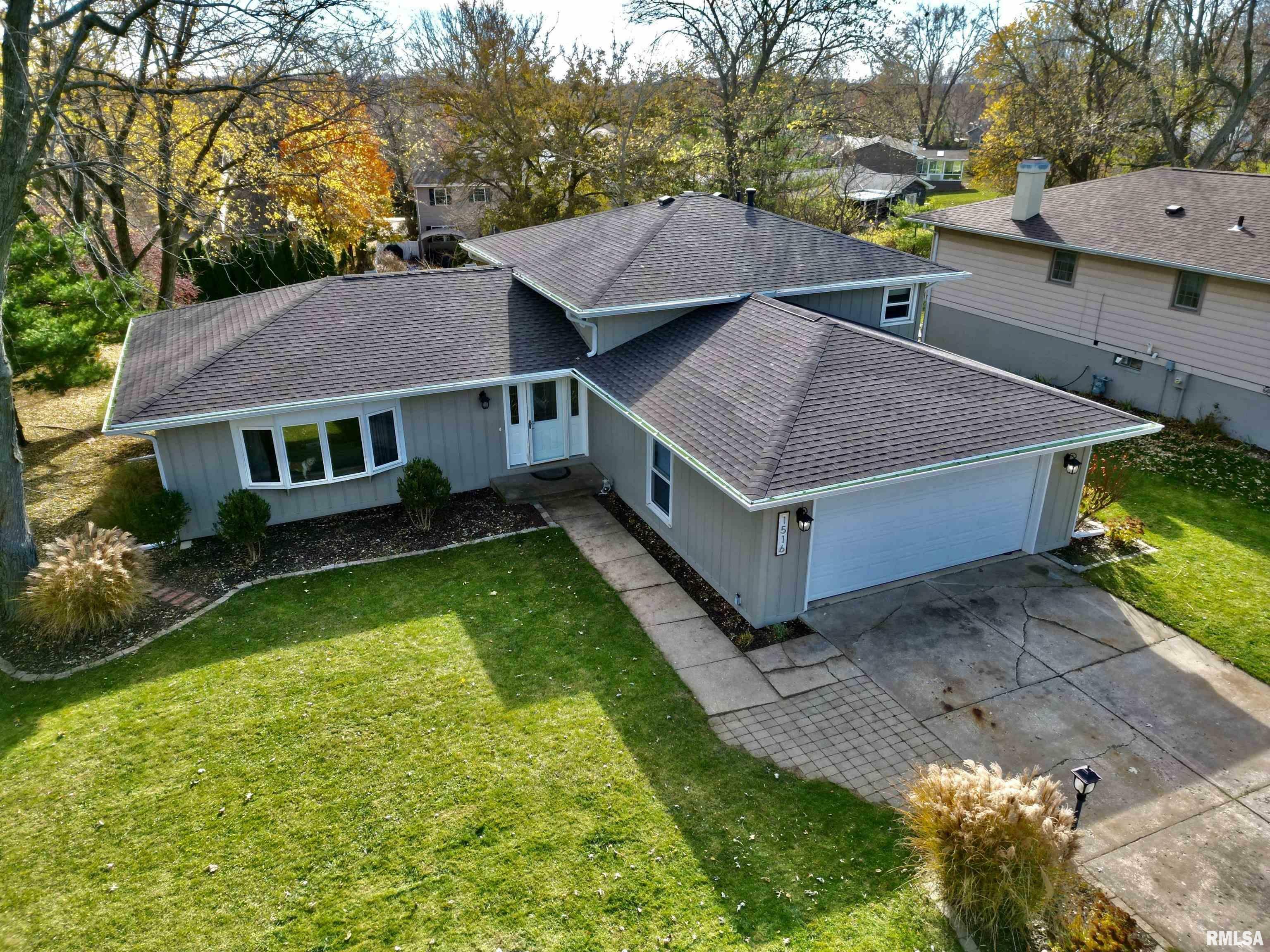 Property Photo:  1516 W Queens Court Road  IL 61614 