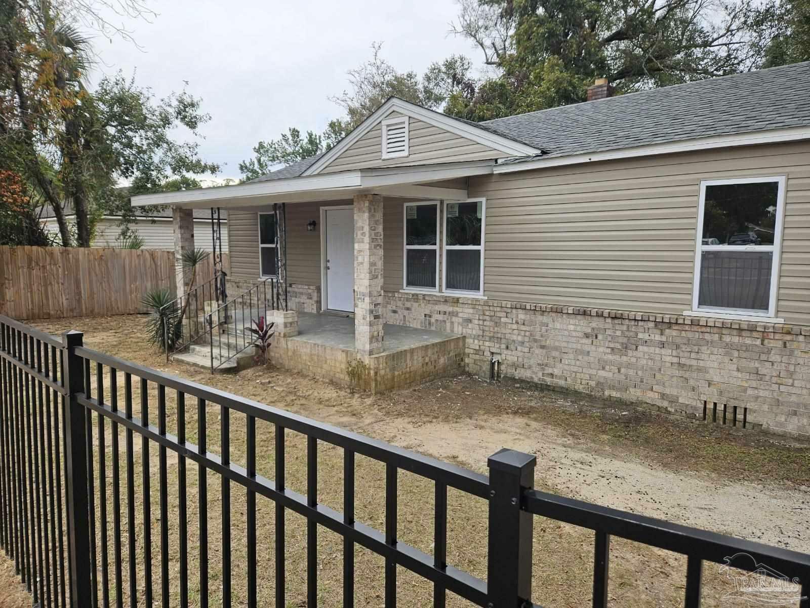 Property Photo:  2409 W Jackson St  FL 32505 